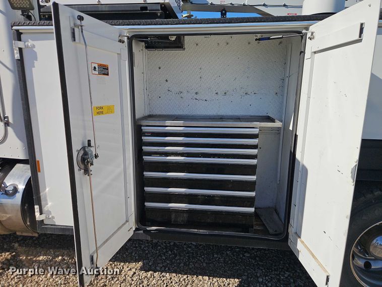 image for item EO7054 2019 Peterbilt 337 utility / service truck