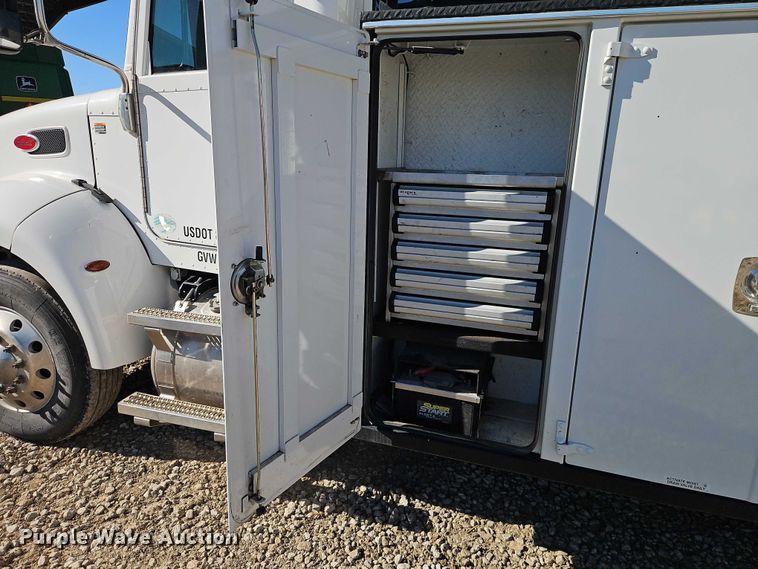 image for item EO7054 2019 Peterbilt 337 utility / service truck