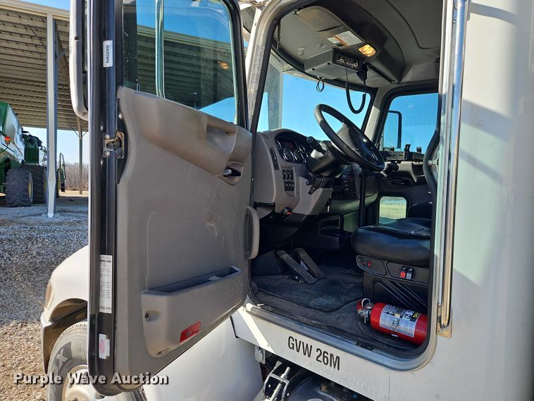 image for item EO7054 2019 Peterbilt 337 utility / service truck