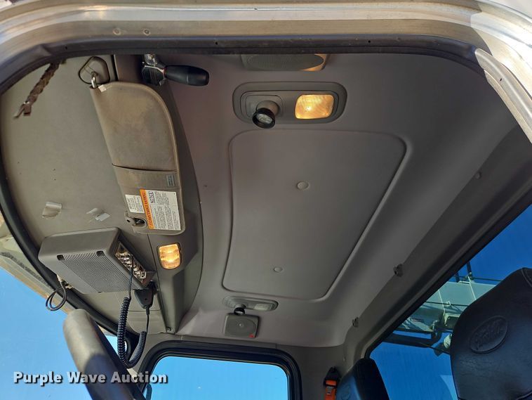 image for item EO7054 2019 Peterbilt 337 utility / service truck