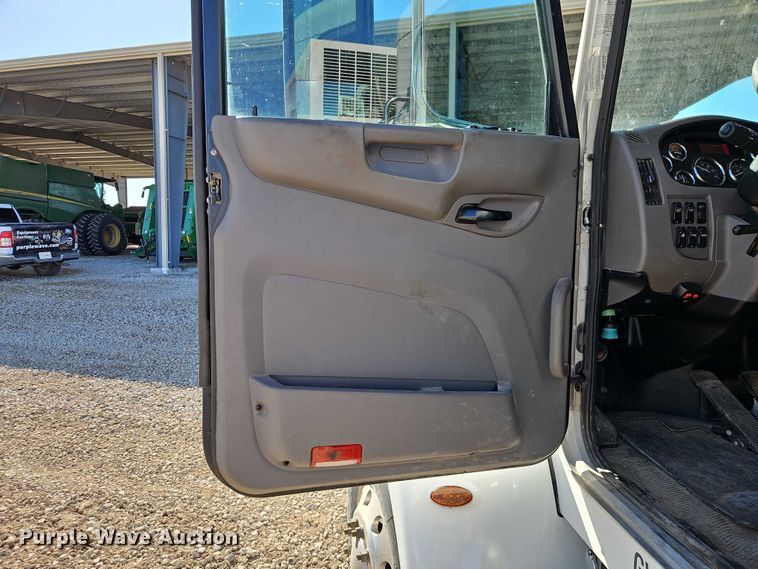 image for item EO7054 2019 Peterbilt 337 utility / service truck