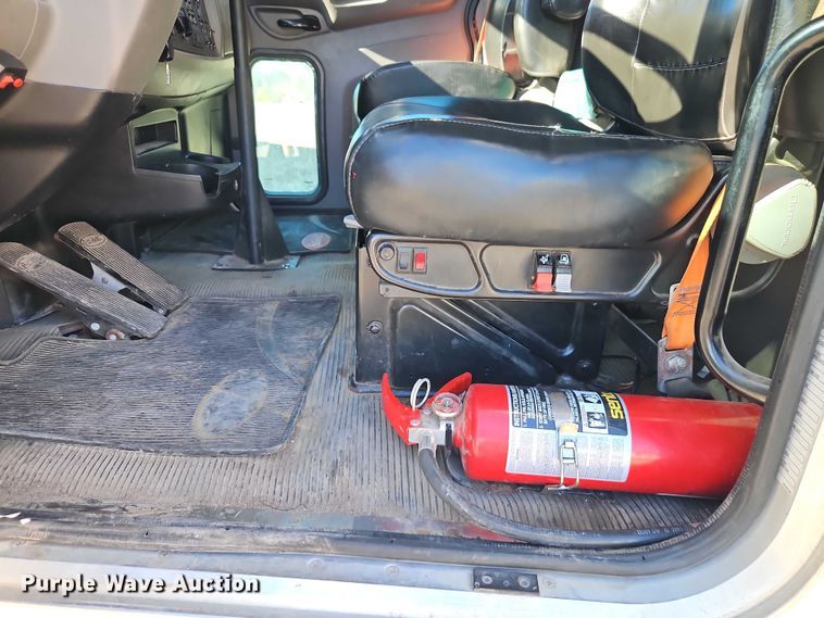 image for item EO7054 2019 Peterbilt 337 utility / service truck