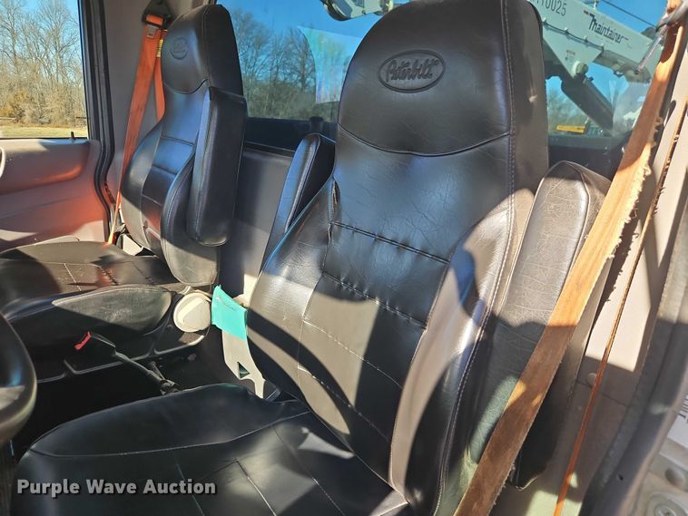 image for item EO7054 2019 Peterbilt 337 utility / service truck