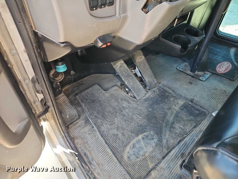 image for item EO7054 2019 Peterbilt 337 utility / service truck