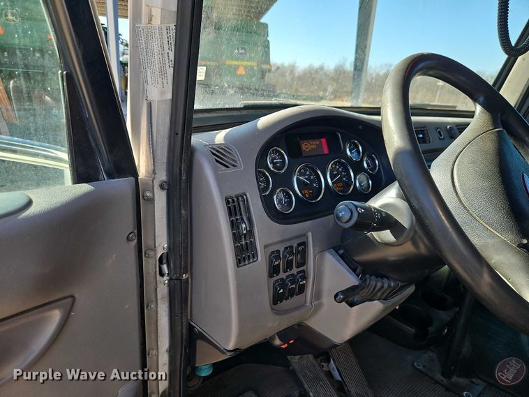 image for item EO7054 2019 Peterbilt 337 utility / service truck