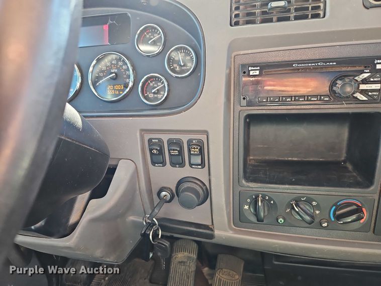 image for item EO7054 2019 Peterbilt 337 utility / service truck