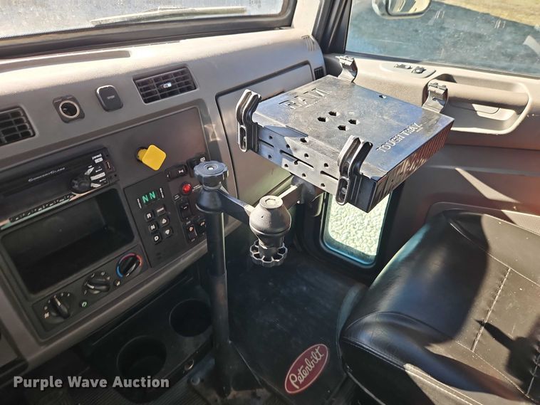 image for item EO7054 2019 Peterbilt 337 utility / service truck