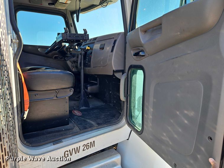 image for item EO7054 2019 Peterbilt 337 utility / service truck