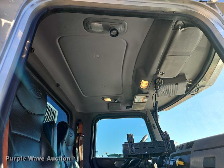 image for item EO7054 2019 Peterbilt 337 utility / service truck