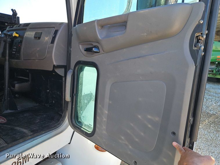 image for item EO7054 2019 Peterbilt 337 utility / service truck