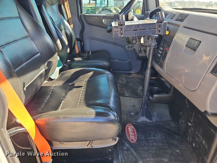 image for item EO7054 2019 Peterbilt 337 utility / service truck