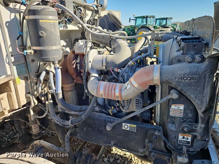 image for item EO7054 2019 Peterbilt 337 utility / service truck