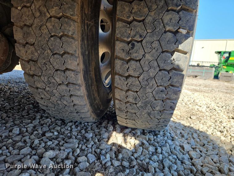 image for item EO7054 2019 Peterbilt 337 utility / service truck