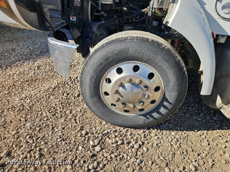 image for item EO7054 2019 Peterbilt 337 utility / service truck