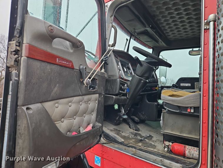 image for item EO7058 2006 Kenworth T800 flatbed truck