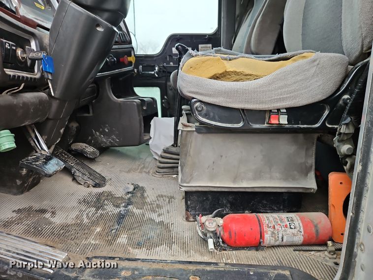 image for item EO7058 2006 Kenworth T800 flatbed truck