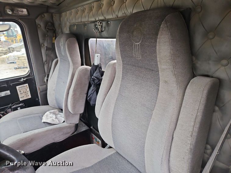 image for item EO7058 2006 Kenworth T800 flatbed truck