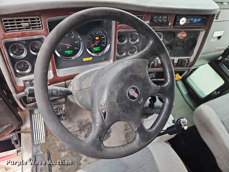 image for item EO7058 2006 Kenworth T800 flatbed truck