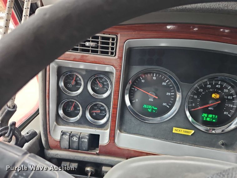 image for item EO7058 2006 Kenworth T800 flatbed truck