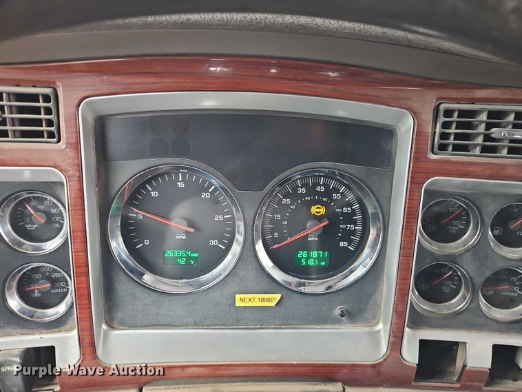 image for item EO7058 2006 Kenworth T800 flatbed truck