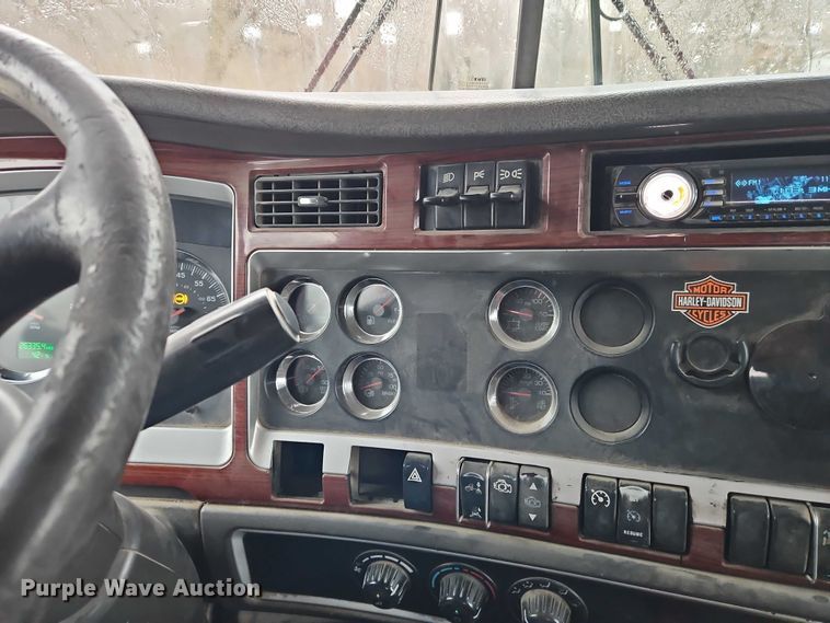 image for item EO7058 2006 Kenworth T800 flatbed truck