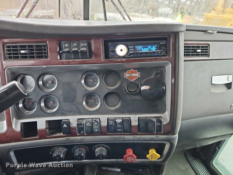 image for item EO7058 2006 Kenworth T800 flatbed truck