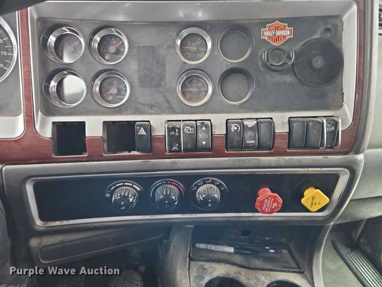 image for item EO7058 2006 Kenworth T800 flatbed truck