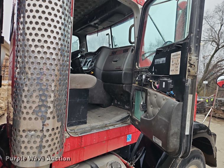 image for item EO7058 2006 Kenworth T800 flatbed truck