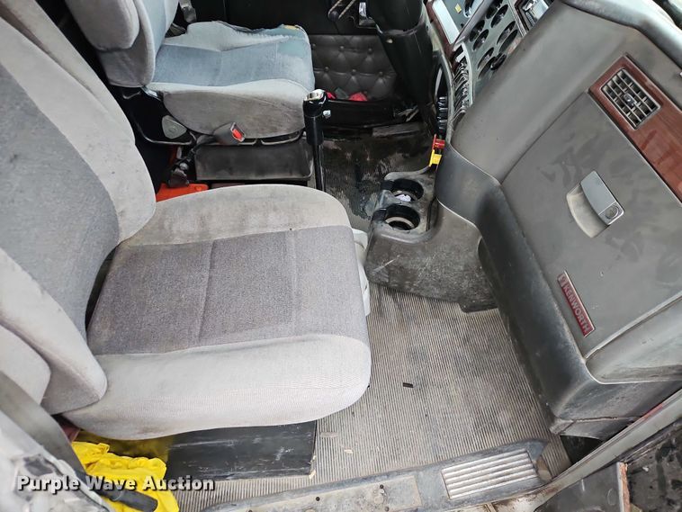 image for item EO7058 2006 Kenworth T800 flatbed truck