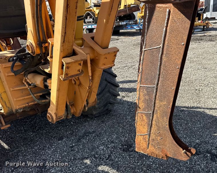 image for item ER0225 1989 Case 760 vibratory cable plow