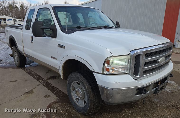image for item ES2910 2005 Ford F250 Super Duty Ext. Cab pickup truck
