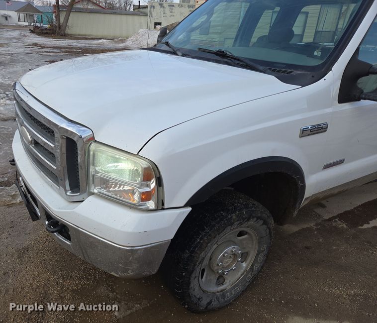 image for item ES2910 2005 Ford F250 Super Duty Ext. Cab pickup truck