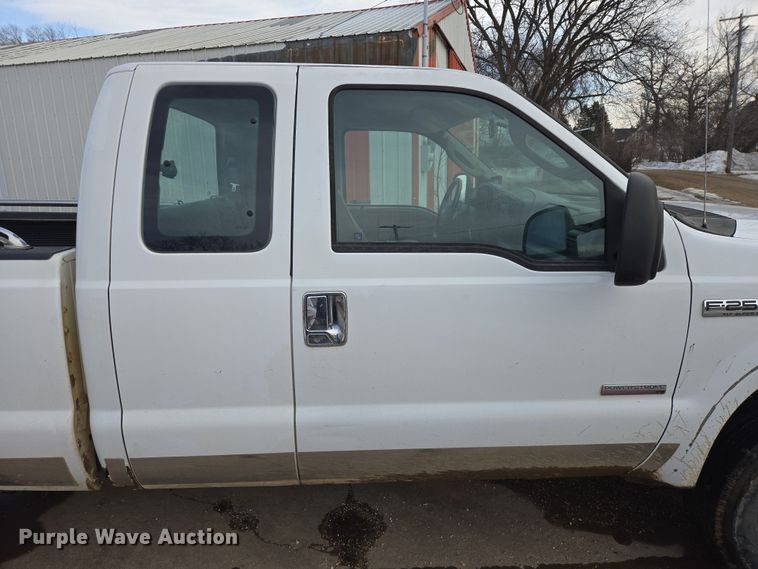 image for item ES2910 2005 Ford F250 Super Duty Ext. Cab pickup truck
