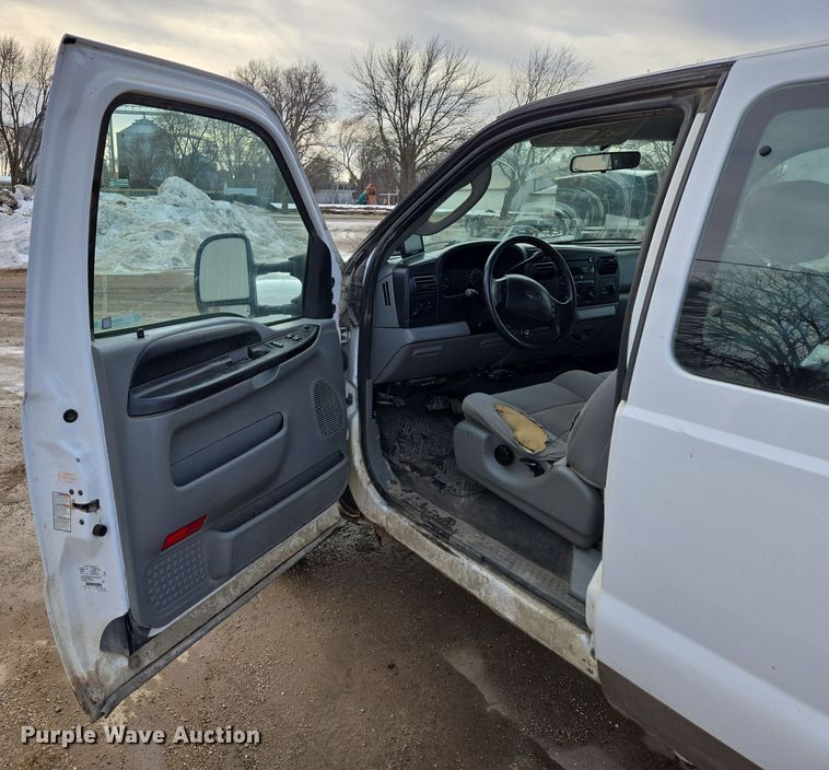 image for item ES2910 2005 Ford F250 Super Duty Ext. Cab pickup truck