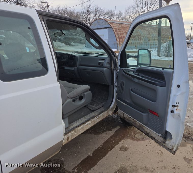 image for item ES2910 2005 Ford F250 Super Duty Ext. Cab pickup truck