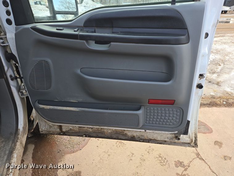 image for item ES2910 2005 Ford F250 Super Duty Ext. Cab pickup truck