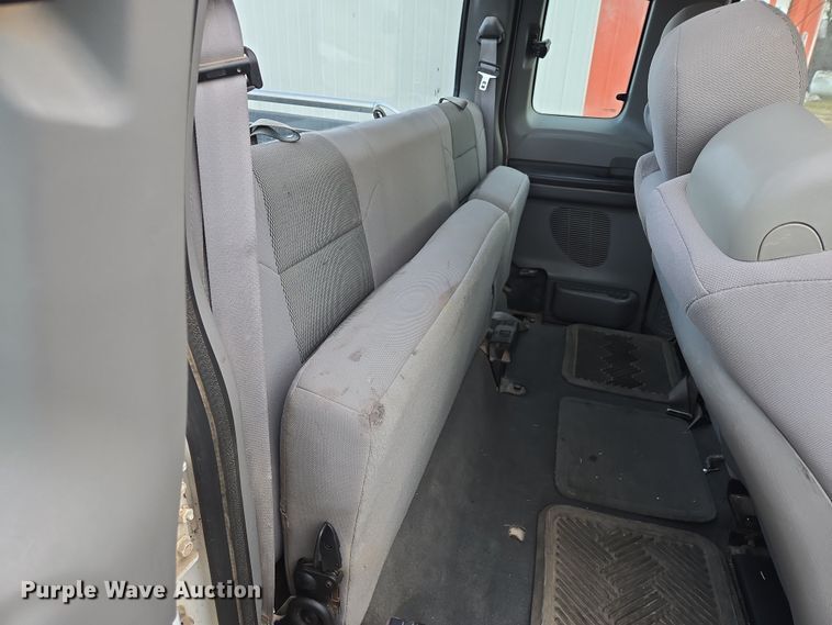 image for item ES2910 2005 Ford F250 Super Duty Ext. Cab pickup truck