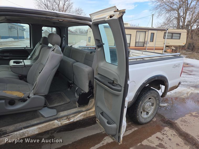 image for item ES2910 2005 Ford F250 Super Duty Ext. Cab pickup truck