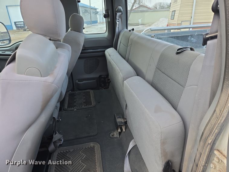 image for item ES2910 2005 Ford F250 Super Duty Ext. Cab pickup truck