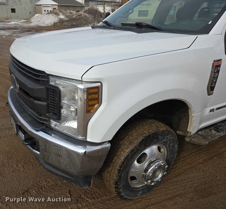 image for item ES2911 2019 Ford F350 Super Duty Ext. Cab utility bed pickup truck