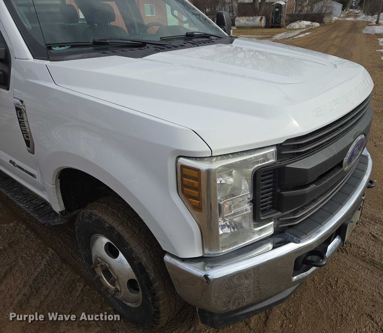 image for item ES2911 2019 Ford F350 Super Duty Ext. Cab utility bed pickup truck