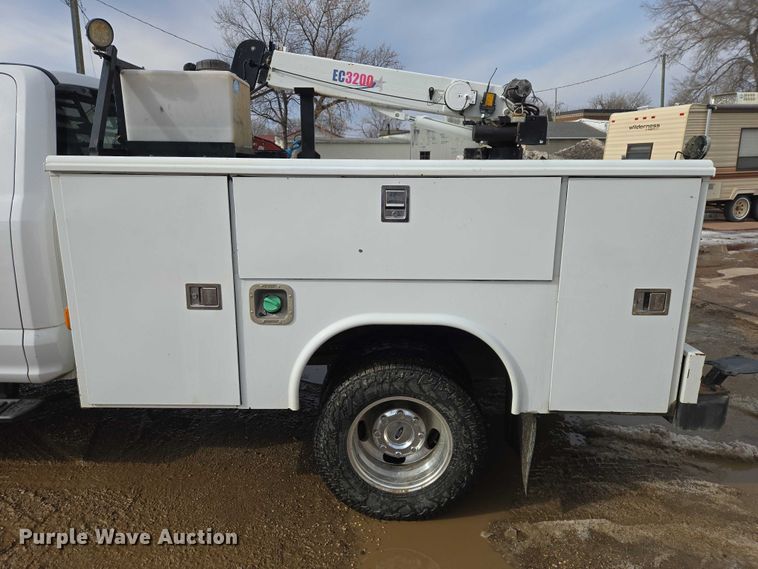 image for item ES2911 2019 Ford F350 Super Duty Ext. Cab utility bed pickup truck