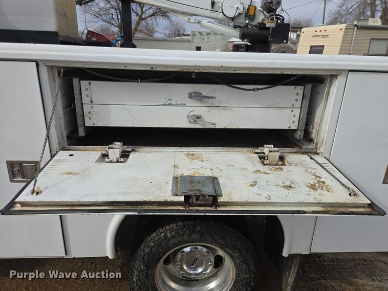 image for item ES2911 2019 Ford F350 Super Duty Ext. Cab utility bed pickup truck