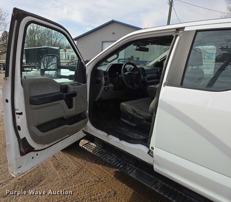 image for item ES2911 2019 Ford F350 Super Duty Ext. Cab utility bed pickup truck