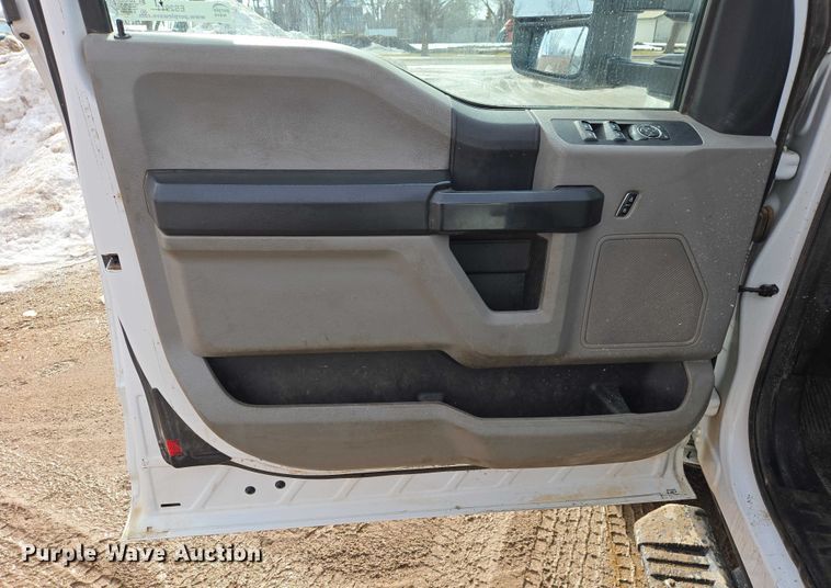 image for item ES2911 2019 Ford F350 Super Duty Ext. Cab utility bed pickup truck