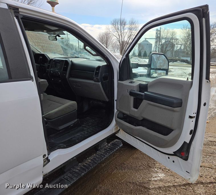 image for item ES2911 2019 Ford F350 Super Duty Ext. Cab utility bed pickup truck