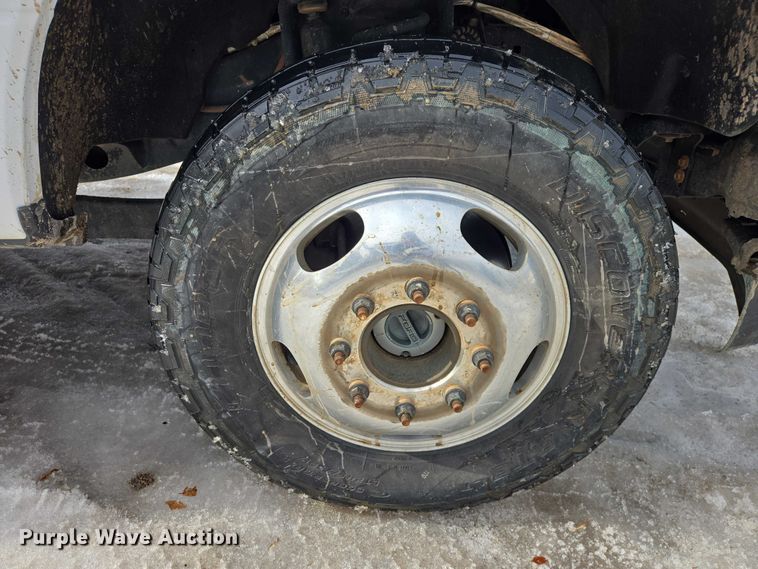 image for item ES2911 2019 Ford F350 Super Duty Ext. Cab utility bed pickup truck