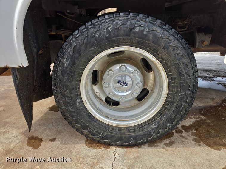 image for item ES2911 2019 Ford F350 Super Duty Ext. Cab utility bed pickup truck