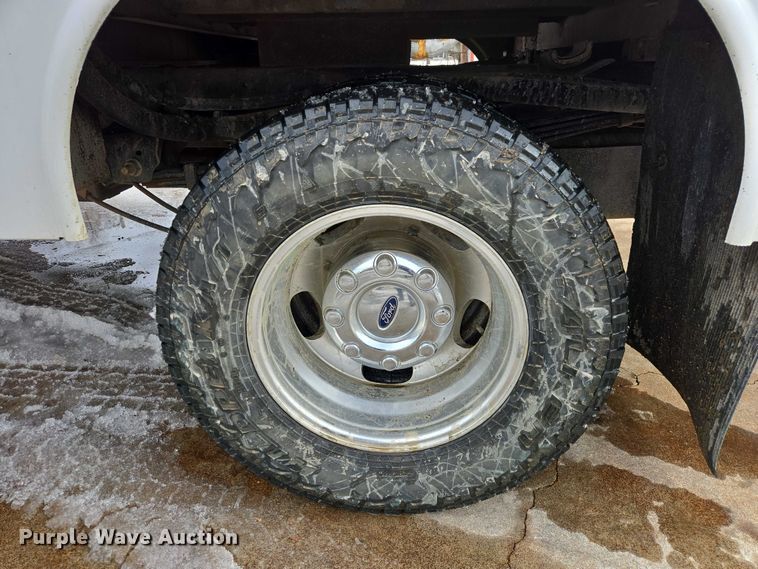 image for item ES2911 2019 Ford F350 Super Duty Ext. Cab utility bed pickup truck