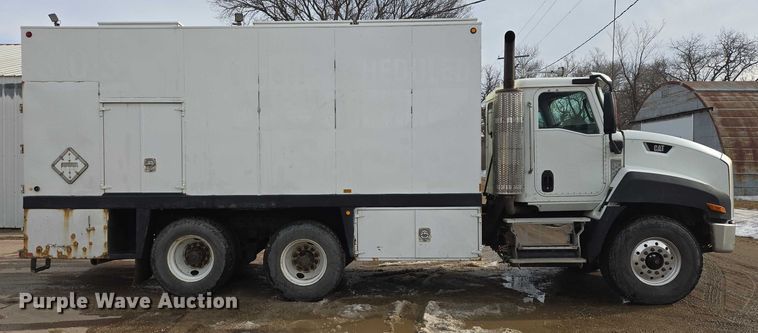 image for item ES2912 2013 Caterpillar CT660 fuel / lube truck